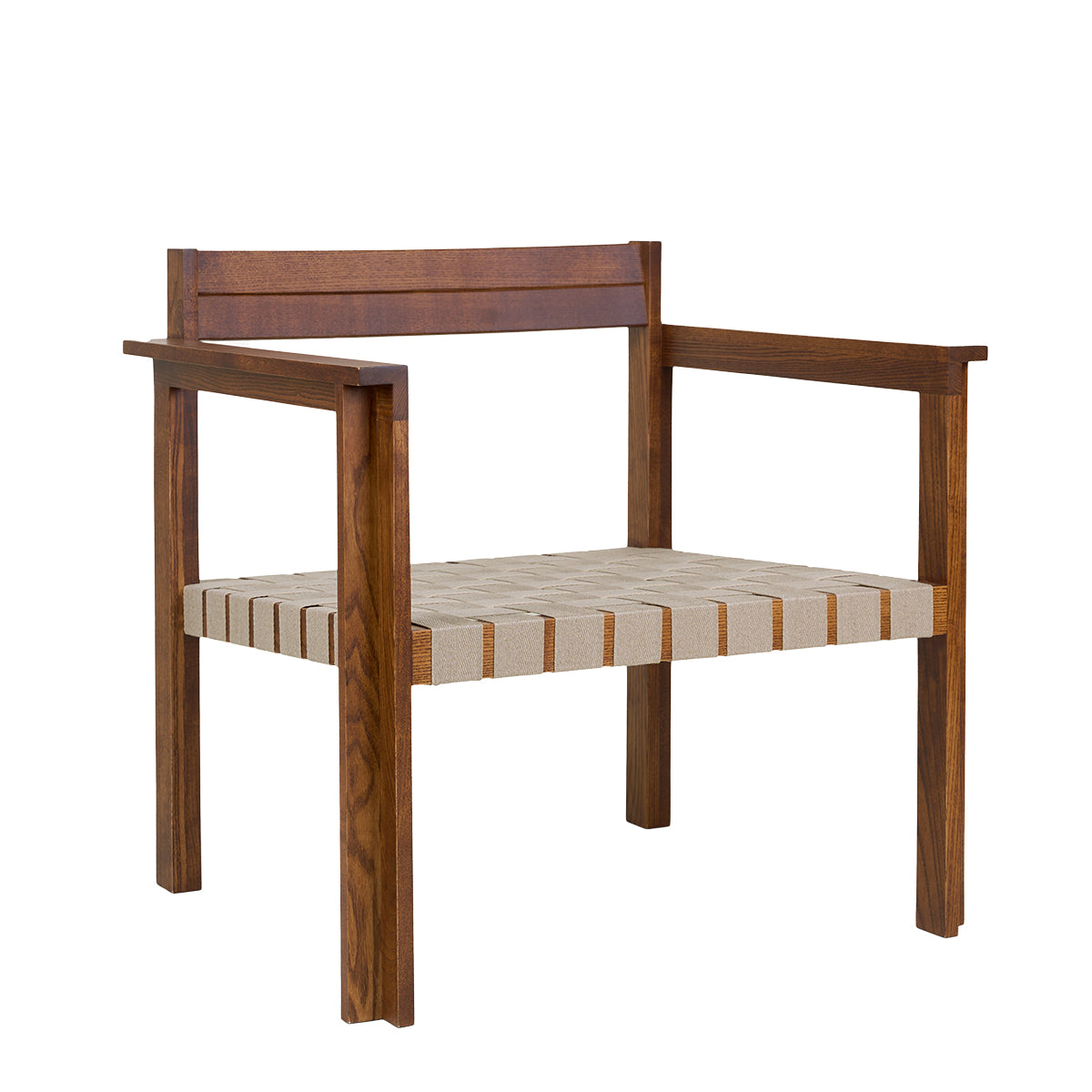 Symmetry fauteuil van natuurlijk geolied essenhout met een comfortabele zit van licht linnenblend textiel, met een open, minimalistisch frame en Scandinavische uitstraling.