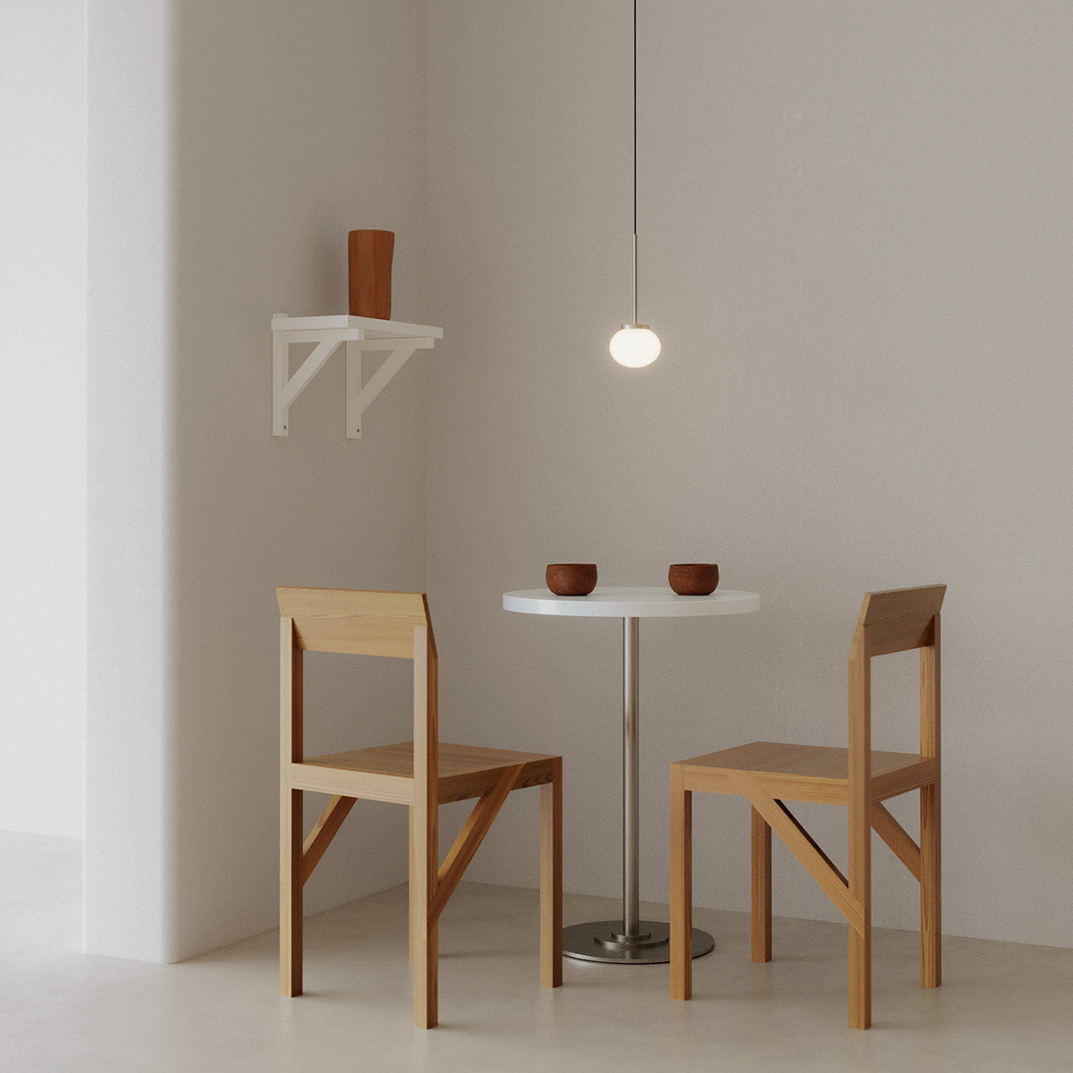 By Mölle verlichting, Audo Ovoid lamp in setting met tafel en stoelen