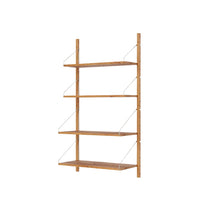 Frama Shelf Library wandrek in natural oak met metalen beugels, verstelbare planken en wandmontage. 