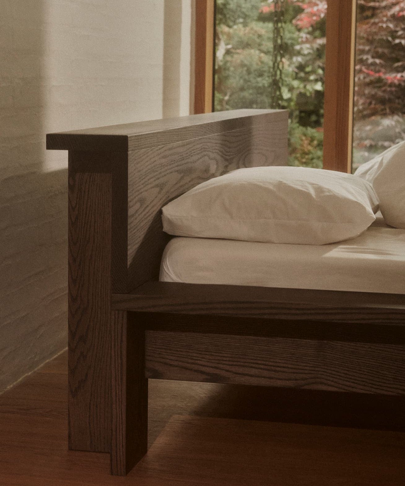 Houten bedframe van massief rood gerookt eikenhout. Scandinavisch design, handgemaakt in Denemarken.
