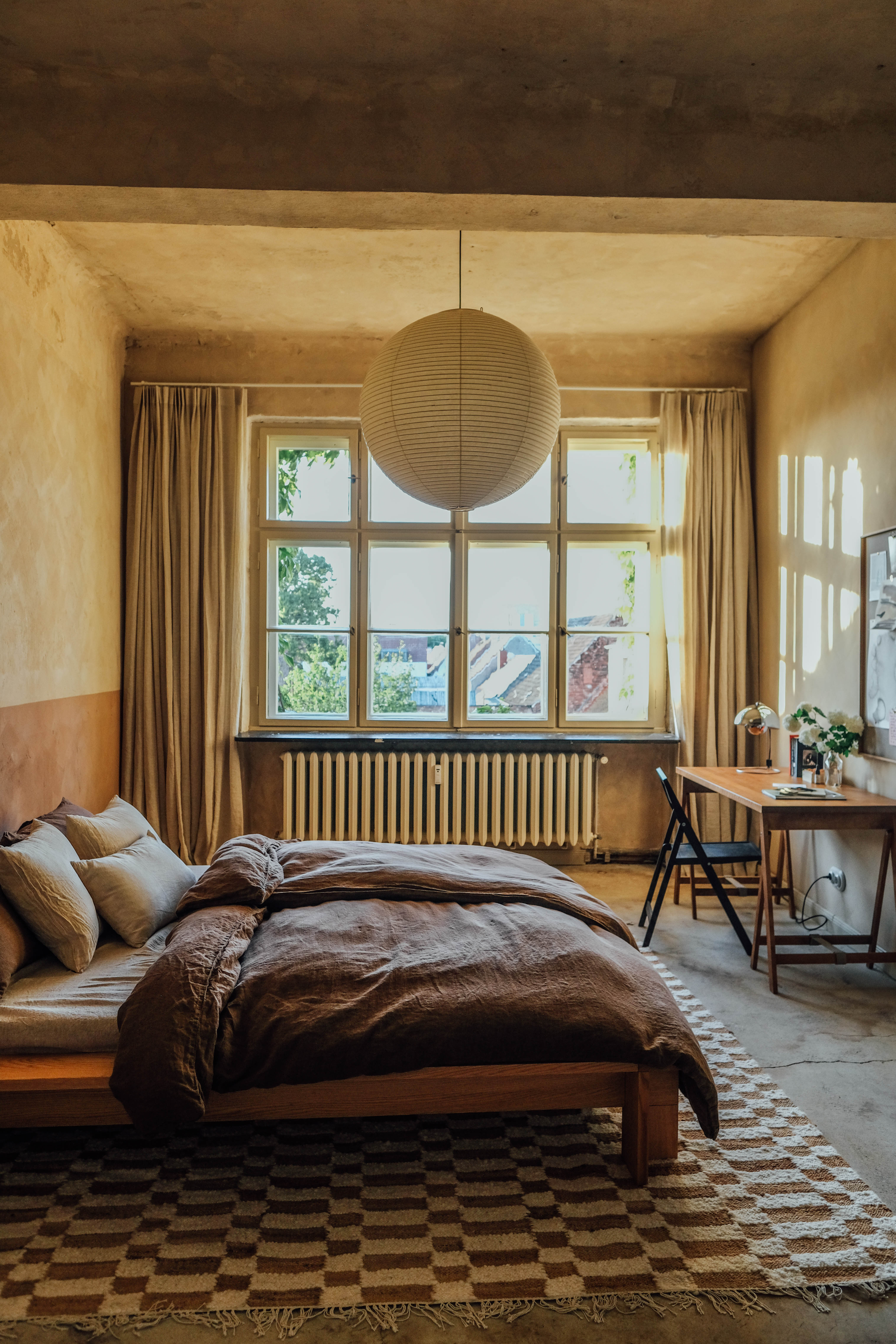 Cozy slaapkamer met linnen beddengoed en in between linnen gordijnen van By Mölle.