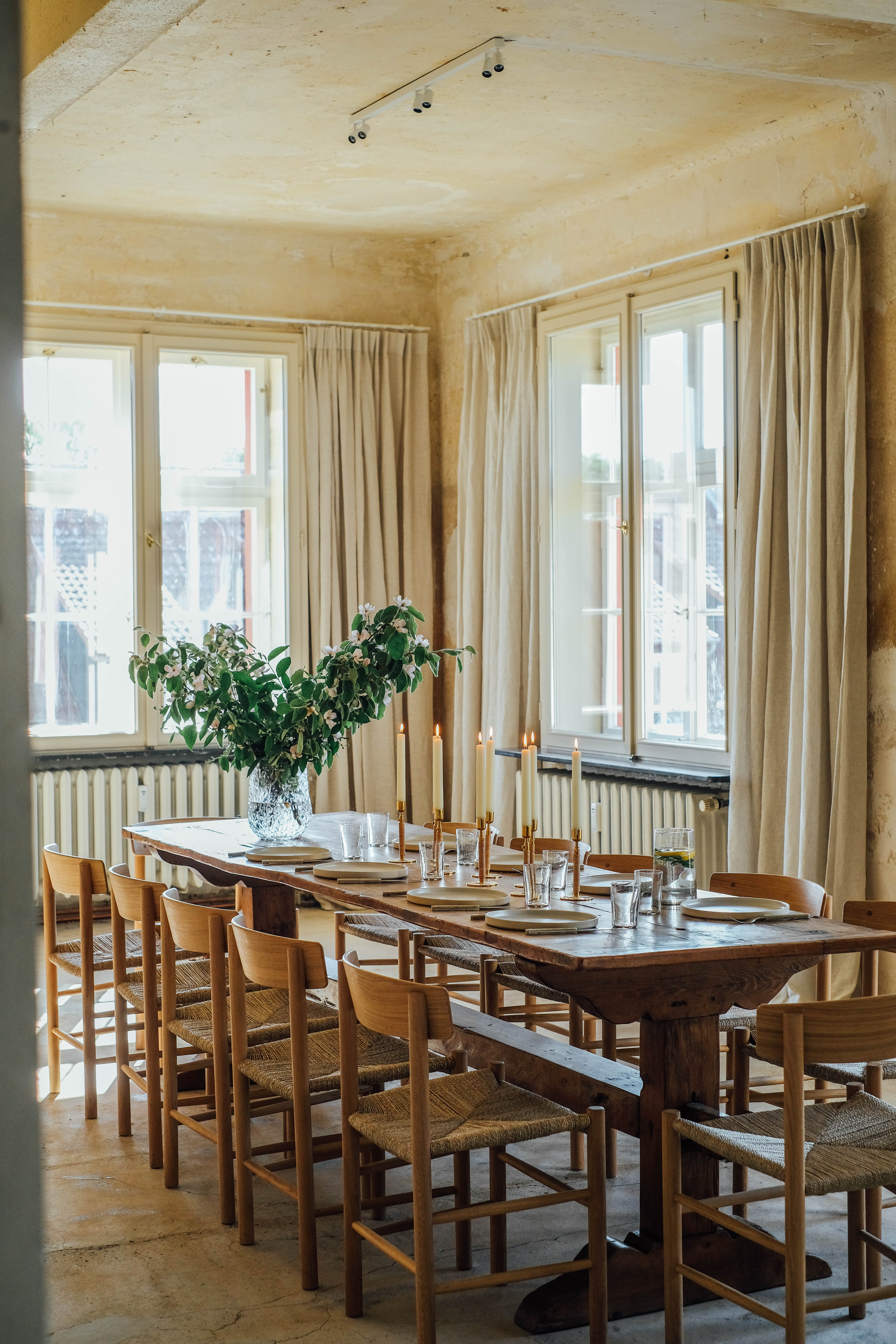 Eetkamer met linnen gordijnen van By Mölle.