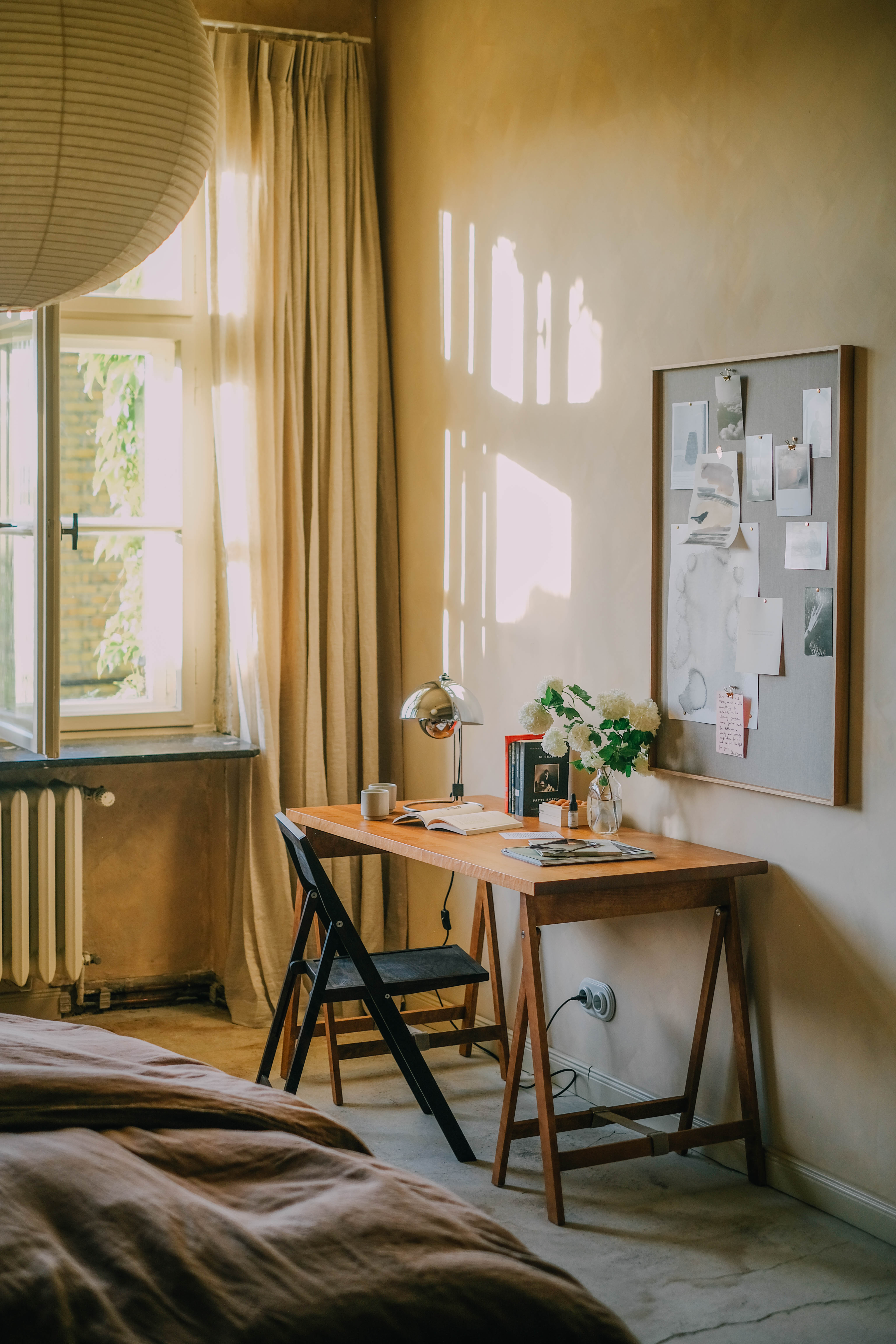 Slaapkamer met home office en linnen gordijnen van By Mölle.