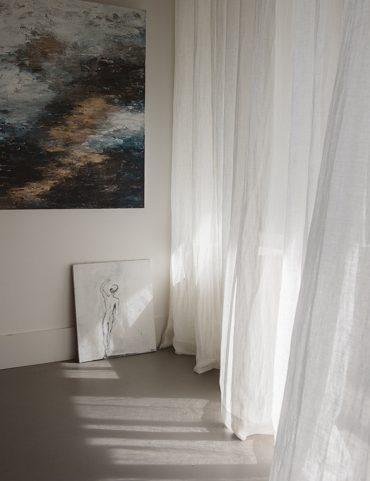 By Mölle inbetween linnen gordijnen in warm wit, in een atelier met kunst van Irene de Klerk Wolters.