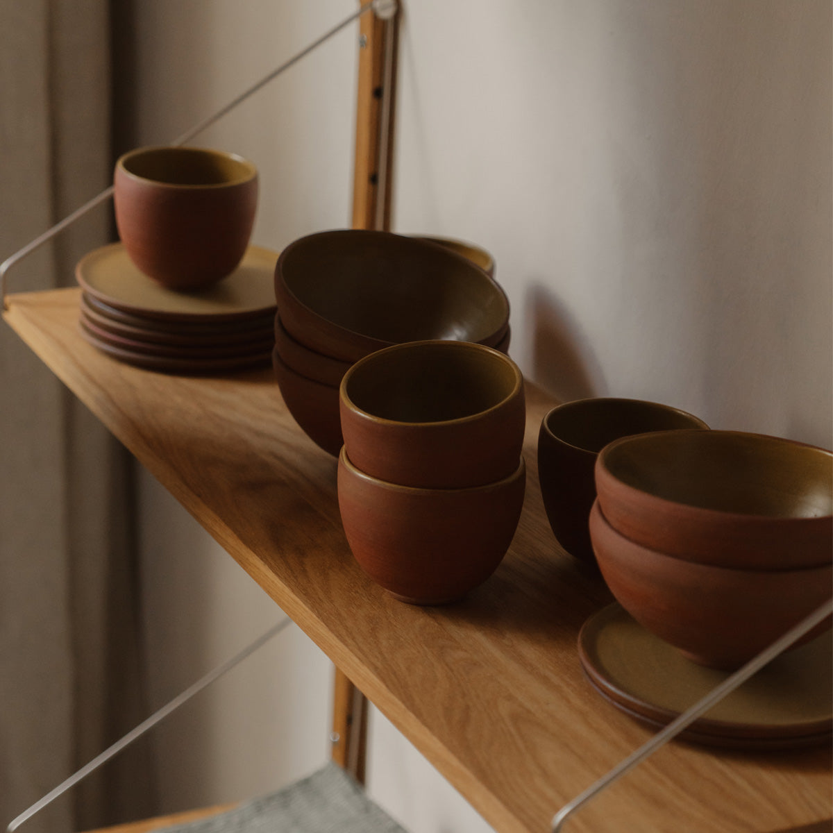 Handgedraaide keramische kop van Carien Kuypers van Dongen, vervaardigd uit steengoed met een matte glazuur op basis van pigmenten uit IJssel-klei, verkrijgbaar in espresso- en cappuccinoformaat, elk stuk is uniek handgemaakt.