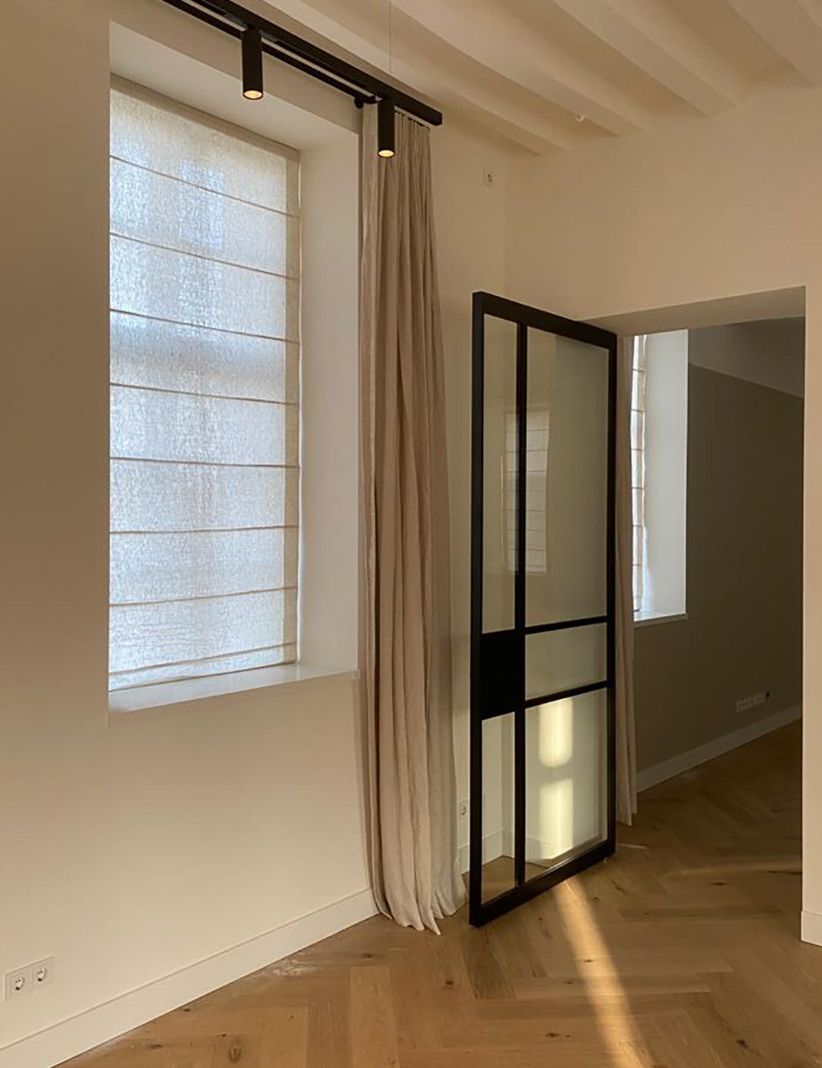 Linnen gordijn en vouwgordijn in de kleur sea shell van By Mölle, in een modern en naturel interieur met glazen deur.