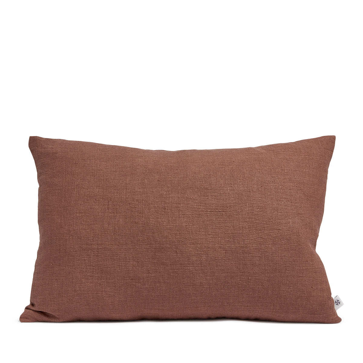Langwerpig kussen van linnen in de kleur terra, diep rood bordeaux.