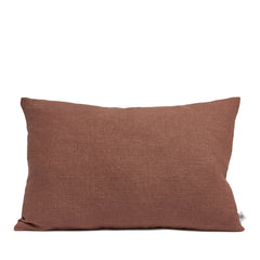 Langwerpig kussen van linnen in de kleur terra, diep rood bordeaux.