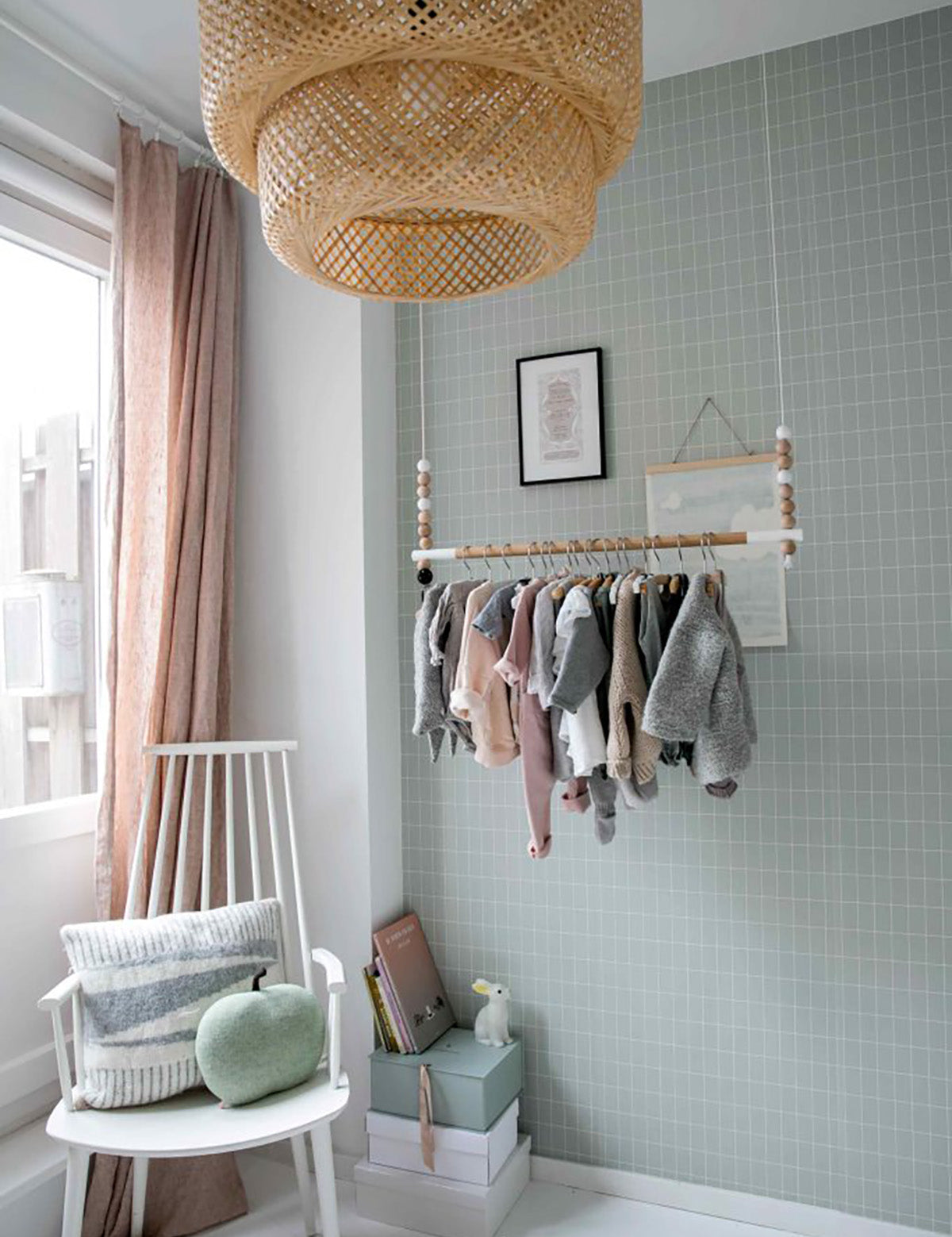 Kinderkamer met By Mölle linnen gordijn sheet in pink salt.