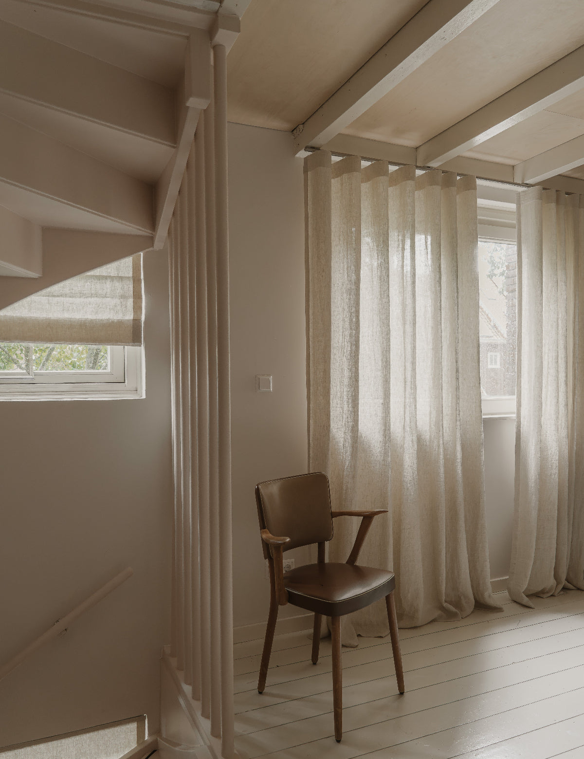 Kamer met houten stoel en wave linnen gordijnen van By Mölle