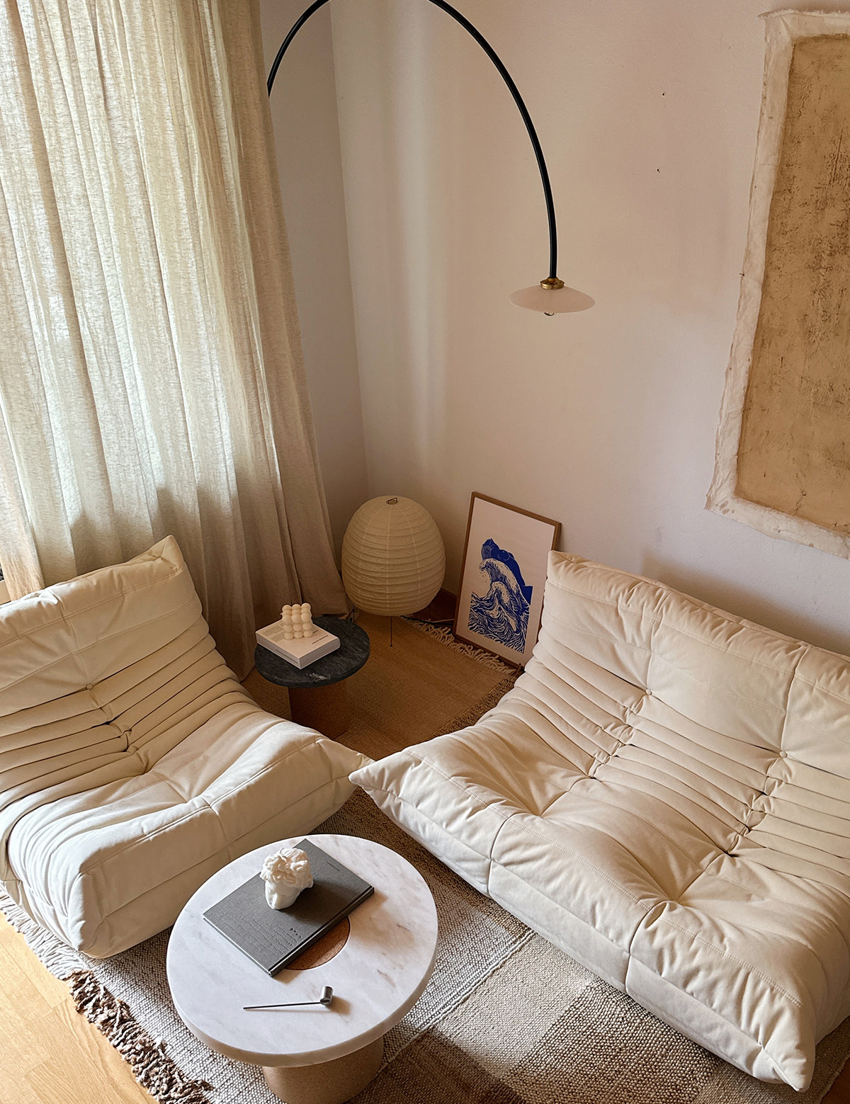 By Mölle linnen gordijnen in de kleur sea shell, hangend in een woonkamer met beige baggy loungebanken.