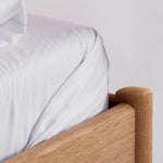 Detailbeeld van het massief houten bed Alken van Rye Sleep.