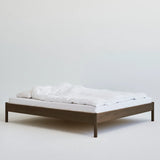 Massief eiken houten bed van donker gerookt hout.