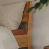 Ejer Bed Frame van RYE beschikbaar in geolied eiken, zwart gebeitst eiken of gerookt eiken, met een minimalistisch ontwerp, strakke lijnen en een licht hellend hoofdeinde, ontworpen voor een rustige en rustgevende slaapomgeving.