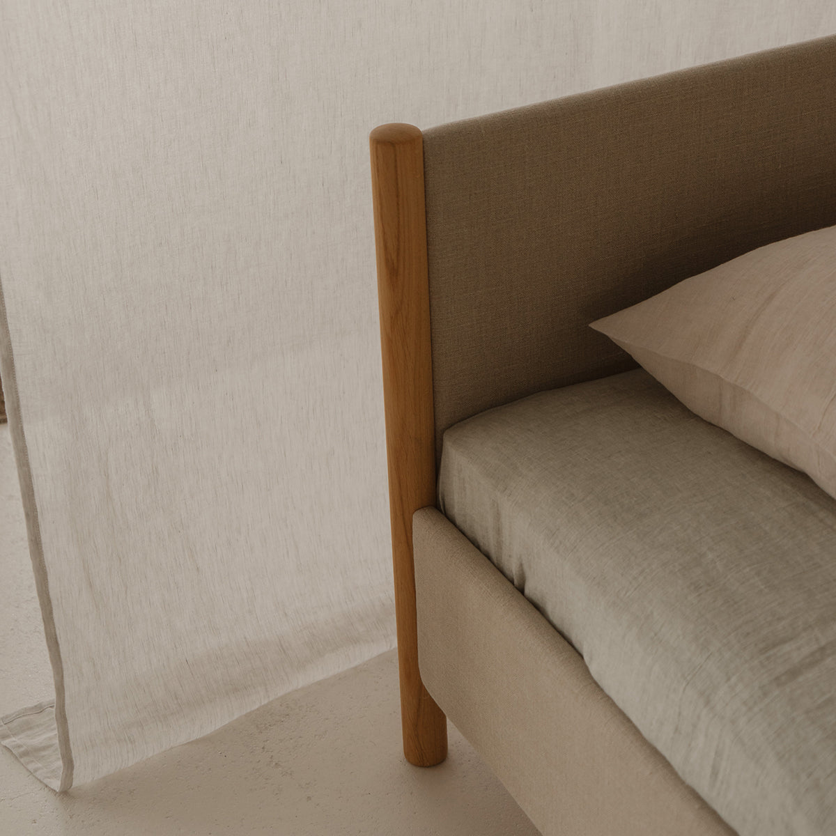 Minimalistisch houten bedframe, ontworpen door Rye Sleep en verkrijgbaar bij By Mölle. Met strakke Scandinavische lijnen, een laag silhouet en een zacht gestoffeerd hoofdbord combineert dit bed tijdloos design met natuurlijke materialen voor een rustige, moderne slaapkamer.