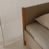 Minimalistisch houten bedframe, ontworpen door Rye Sleep en verkrijgbaar bij By Mölle. Met strakke Scandinavische lijnen, een laag silhouet en een zacht gestoffeerd hoofdbord combineert dit bed tijdloos design met natuurlijke materialen voor een rustige, moderne slaapkamer.