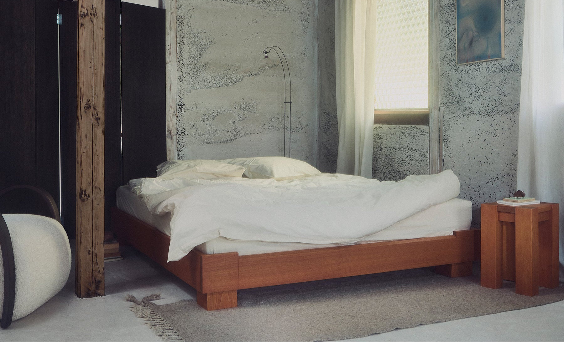 Slaapkamer met massief houten bedframe Cubico van Rye Sleep.