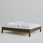 Eiken bed frame zonder hoofdbord, gerookt hout.
