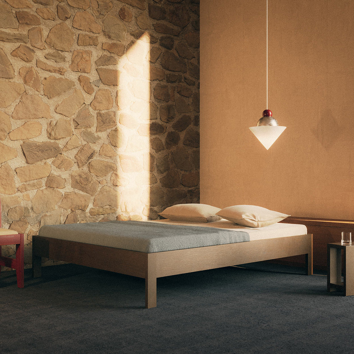 Minimalistische slaapkamer met een bed zonder hoofdbord, van gerookt eikenhout.