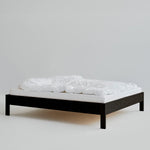 Eiken bed frame zonder hoofdbord, zwart gebeitst hout.