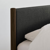 Minimalistisch houten bedframe, ontworpen door Rye Sleep en verkrijgbaar bij By Mölle. Met strakke Scandinavische lijnen, een laag silhouet en een zacht gestoffeerd hoofdbord combineert dit bed tijdloos design met natuurlijke materialen voor een rustige, moderne slaapkamer.