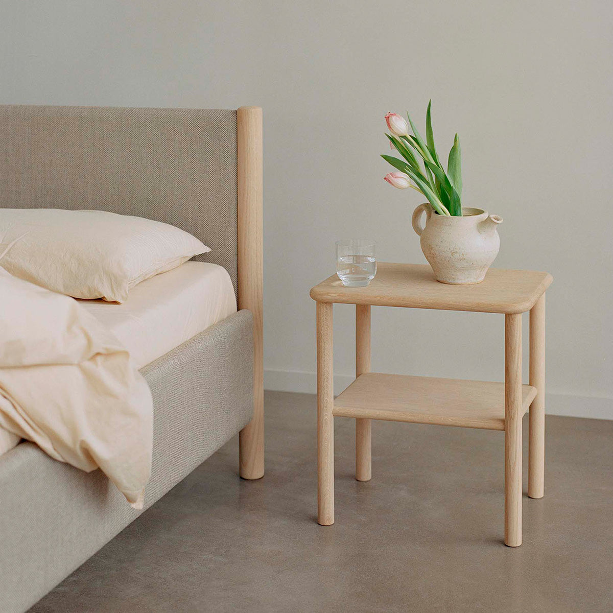 Rye eiken nachtkastje en bedframe van gerecycled wol.