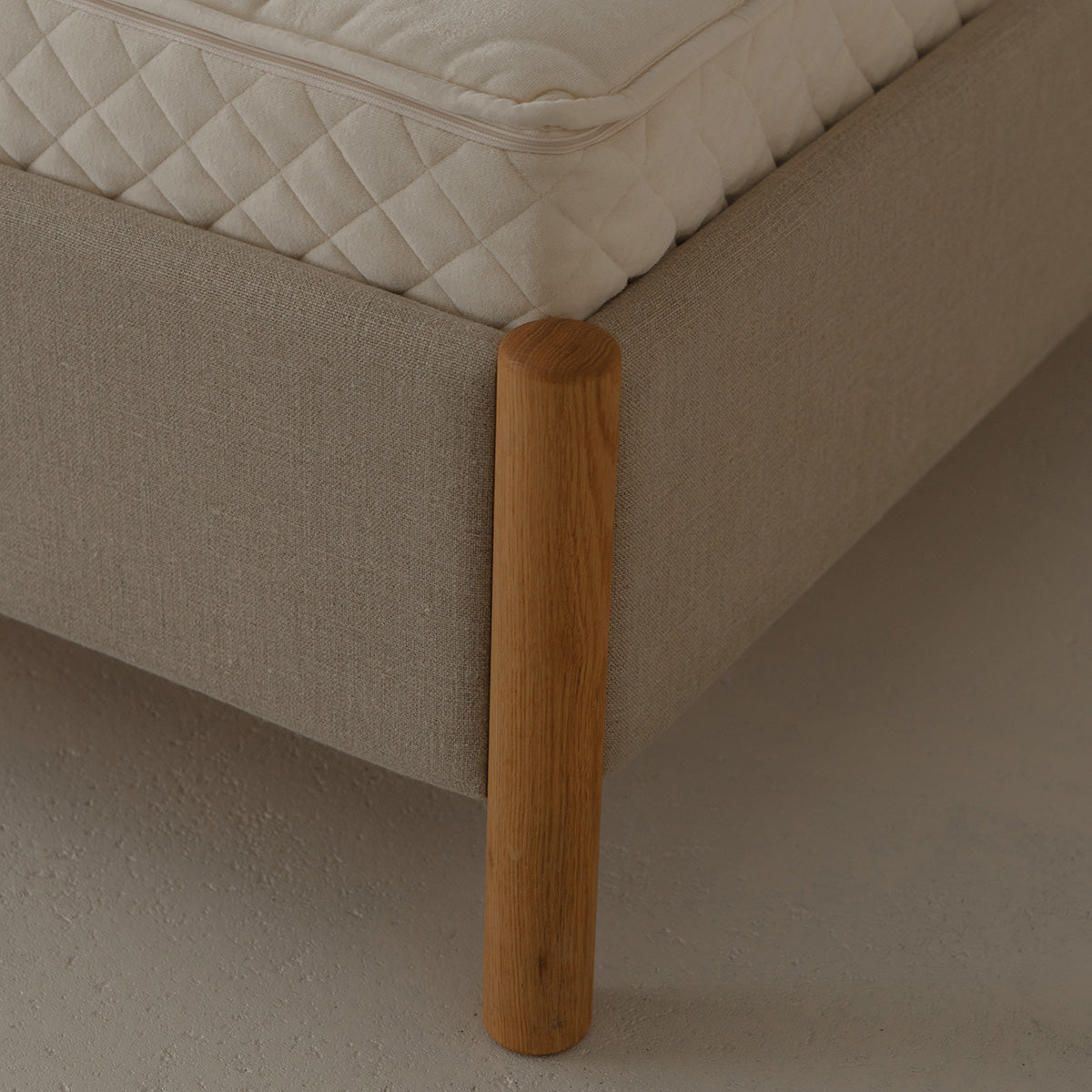RYE sleep bedframe 'Veng' gemaakt met een linnen border
