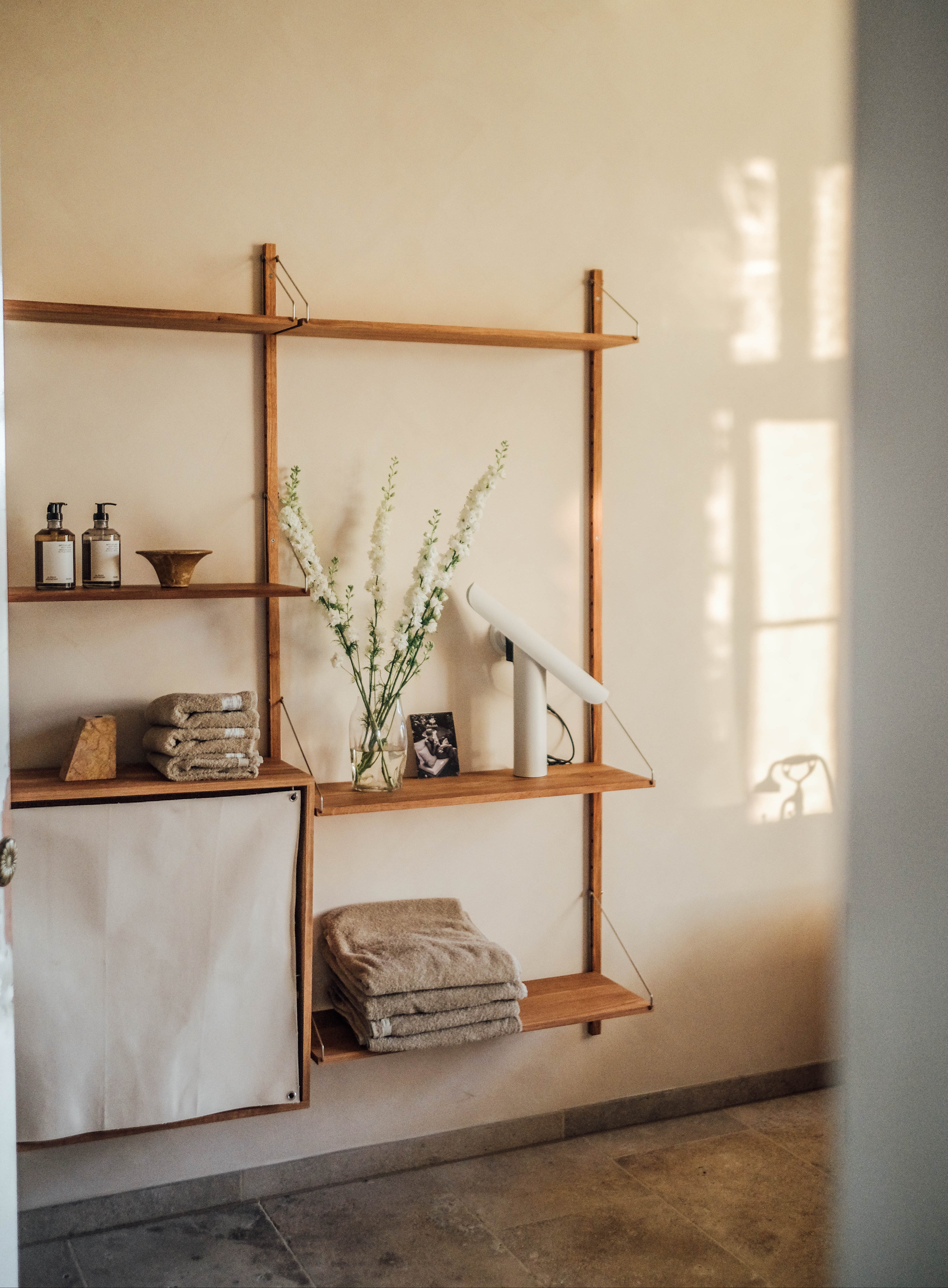 Frama houten wandrek met decoratie