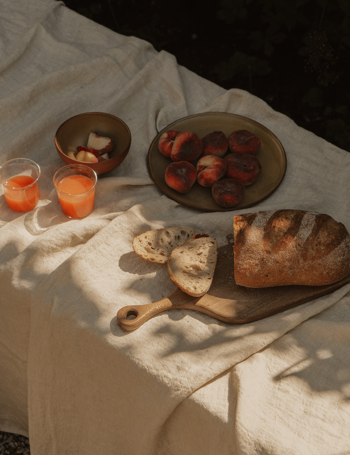 By Mölle tafelkleed met handgedraaid keramiek