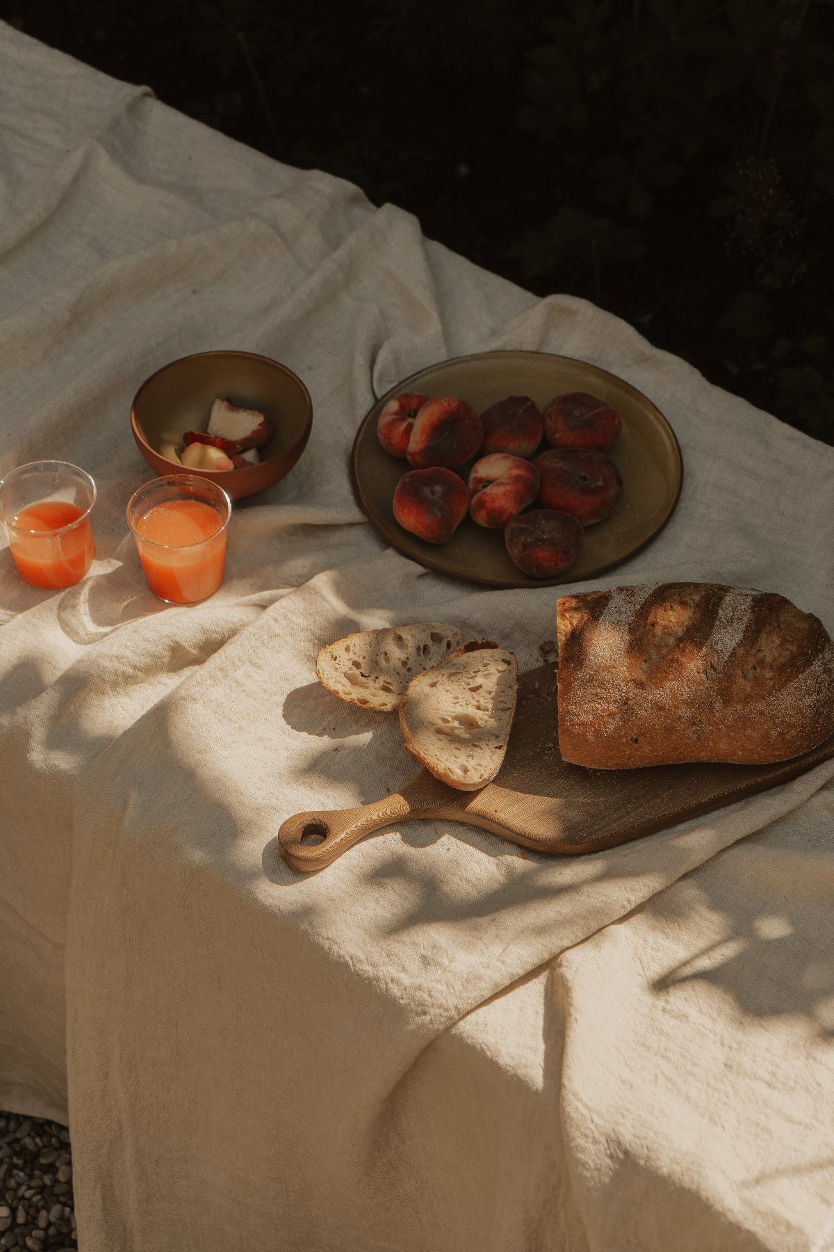 By Mölle tafelkleed met handgedraaid keramiek