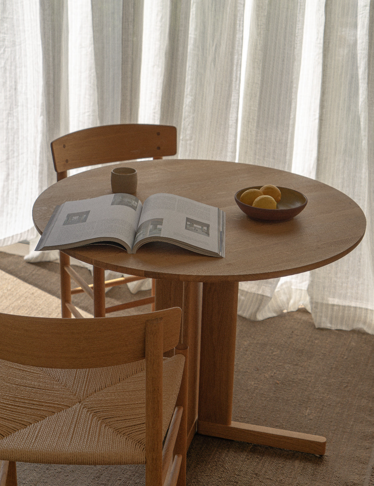 massief eiken tafel met stoelen van Fredericia