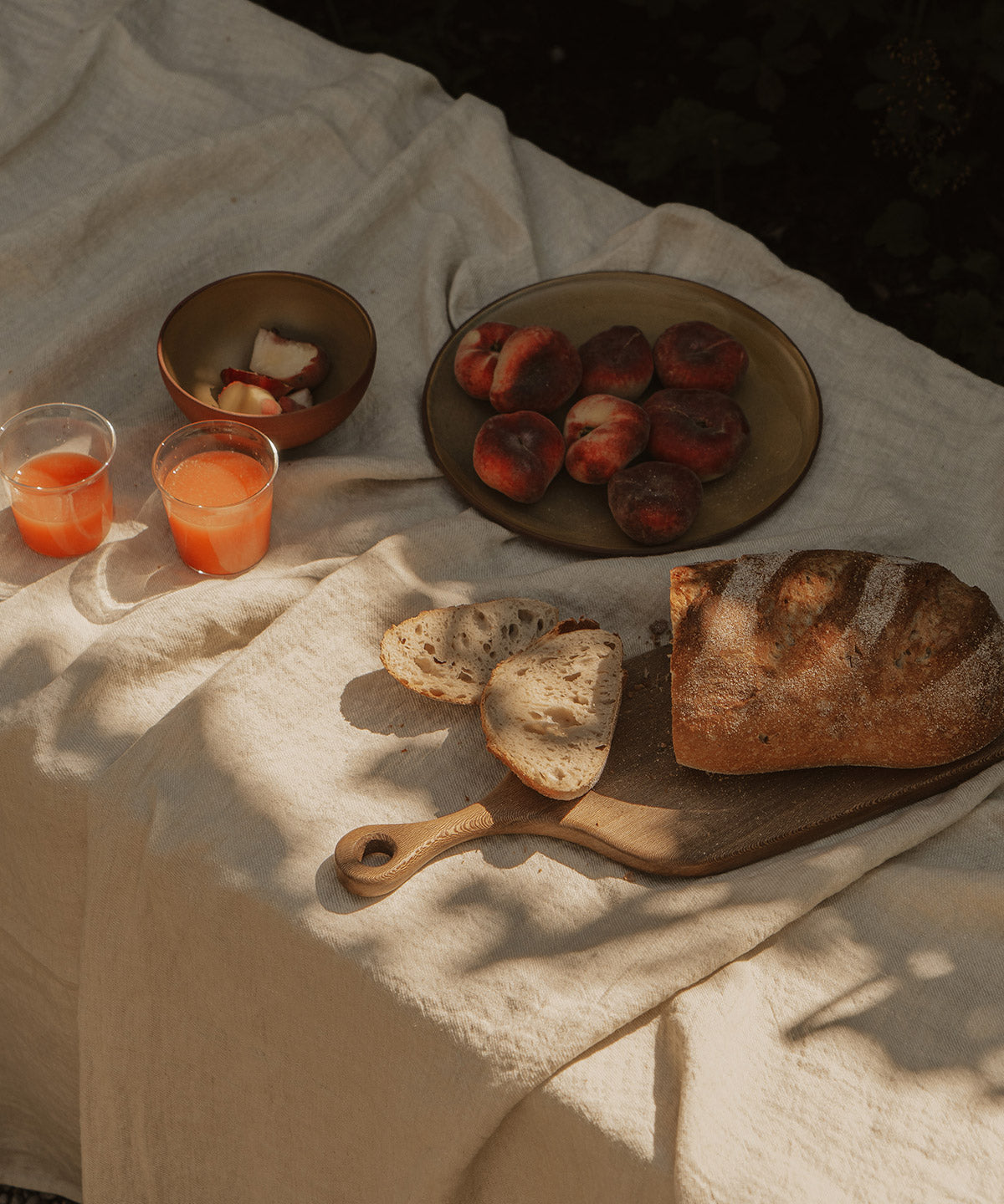 een zomerse tafel met linnen en keramiek
