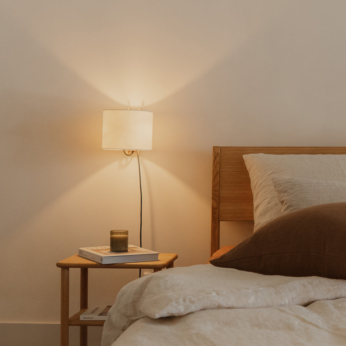 Alling side table in solid oak with Scandinavian design, handcrafted in Europe