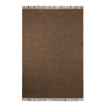 Willow vloerkleed van Armadillo, handgeweven met een linnen ketting en een inslag van wol en jute, verkrijgbaar in aardse tinten zoals mustard, cumin, cypress en eggshell, met een licht en laag profiel dat comfort en stijl combineert.