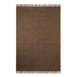 Willow vloerkleed van Armadillo, handgeweven met een linnen ketting en een inslag van wol en jute, verkrijgbaar in aardse tinten zoals mustard, cumin, cypress en eggshell, met een licht en laag profiel dat comfort en stijl combineert.