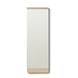 Minimalistische wandspiegel met een fijne rand van massief eikenhout en een elegante infinity glasafwerking. Tijdloos design, ideaal voor hal, slaapkamer of badkamer.