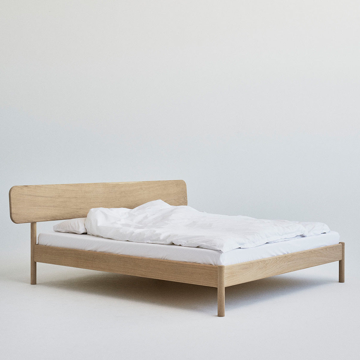 Alken bedframe van massief eikenhout in Scandinavisch design van Rye Sleep