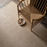 Sherpa rug Sand with J81 dining chair